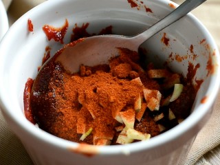 6、部队火锅,再撒上一包辛拉面的调料粉