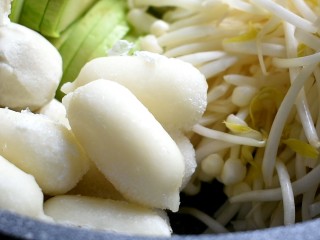 11、部队火锅,然后将各种蔬菜，还有年糕码放到锅中