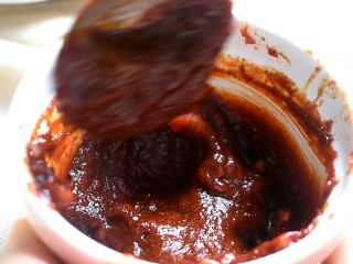 10、部队火锅,我们将酱料搅拌均匀，备用