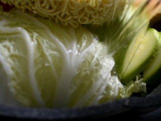 18、部队火锅,最后倒入热水，倒到与食材齐平就好了