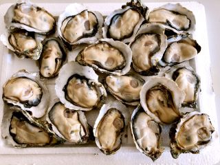 1、蒜蓉蒸生蚝,用小刀撬开壳，留下完好的一半，冲洗干净。
