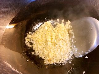 4、蒜蓉蒸生蚝,热油下姜蒜蓉，炒出香味