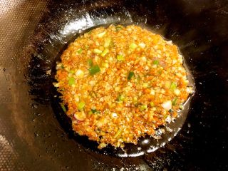 5、蒜蓉蒸生蚝,下胡萝卜蓉、辣椒蓉、葱花，下糖、盐、酱油、蚝油，熬成酱料。