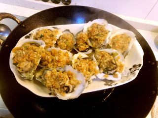 7、蒜蓉蒸生蚝,水开后放入锅中大火蒸6分钟。