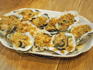 8、蒜蓉蒸生蚝,上桌开吃。