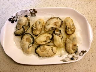 9、蒜蓉蒸生蚝,生蚝肉铺在粉丝上。