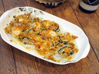12、蒜蓉蒸生蚝,粉丝吸饱了生蚝的鲜味和酱料的香味，非常好吃。