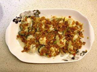 10、蒜蓉蒸生蚝,均匀铺上熬好的酱料