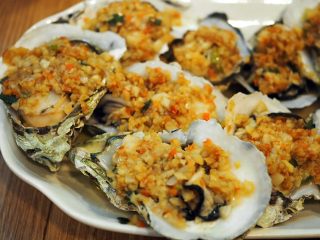 14、蒜蓉蒸生蚝,带壳生蚝