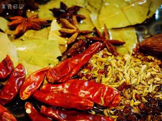 5、麻辣香锅 | ????辣，是饭桌上不可或缺的一味,制作香料油：重新起锅，加入花椒、香叶、八角、草果、茴香、干辣椒，小火加热，过滤后留香料油备用。