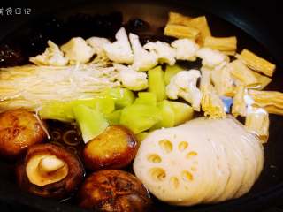 7、麻辣香锅 | ????辣，是饭桌上不可或缺的一味,所有的蔬菜类同样用水焯一遍。