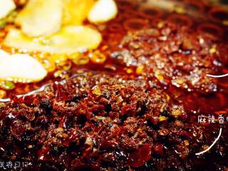 9、麻辣香锅 | ????辣，是饭桌上不可或缺的一味,加入豆瓣酱和麻辣香锅料。