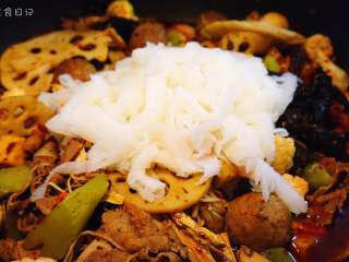 12、麻辣香锅 | ????辣，是饭桌上不可或缺的一味,最后放牛肚。盖上锅盖，焖一小会。