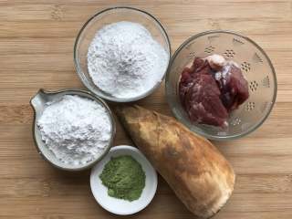 1、酱肉笋丁青团,备好所需食材