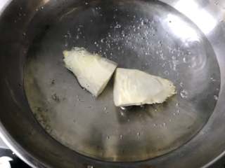 2、酱肉笋丁青团,冬笋去壳后，取嫩的部分切对半切开，放开水里煮5到8分钟捞出