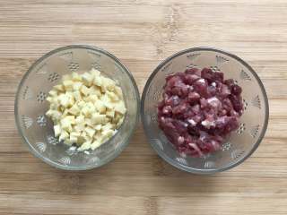 3、酱肉笋丁青团,猪肉切小丁，焯过水的冬笋切丁