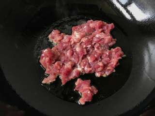 4、酱肉笋丁青团,锅中油热后，下入肉丁煸炒