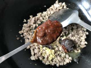 5、酱肉笋丁青团,肉丁炒至变白后倒入料酒、姜末、生抽、甜面酱、糖、黄豆酱炒出香味