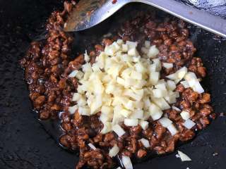 6、酱肉笋丁青团,放入笋丁翻炒1分钟