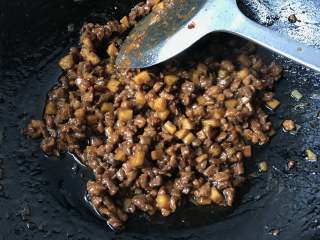 7、酱肉笋丁青团,关火后倒入芝麻油炒匀盛出放凉备用