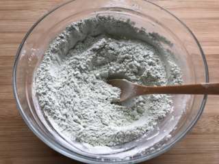 8、酱肉笋丁青团,将糯米粉、粘米粉和麦苗粉放一起混合均匀