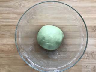 9、酱肉笋丁青团, 倒入温水揉成团后，盖上保鲜膜放置10分钟