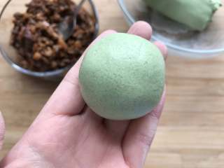 11、酱肉笋丁青团,把口封好后搓成圆球