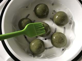 13、酱肉笋丁青团,青团蒸好趁热刷一层食用油，可防止表皮干硬