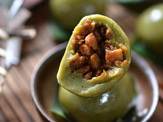 14、酱肉笋丁青团, Q弹软糯，咸鲜适口，很好吃哦