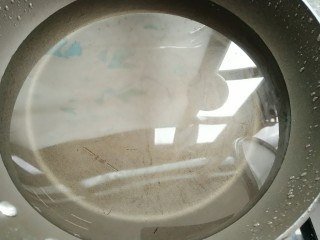 5、自制肠粉,起锅烧半锅水。