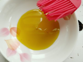 7、自制肠粉,准备刷子和油。