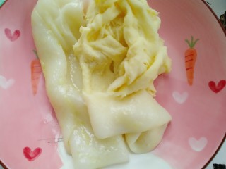 15、自制肠粉,放入盘中。