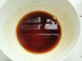 18、自制肠粉,加入少许温水化开。搅拌均匀淋在蒸好的肠粉上。