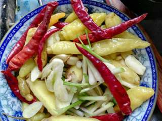 1、麻辣火锅,把姜蒜切片，干辣椒几个，泡椒几个，（干辣椒个泡椒都依自己吃辣的口味放，可多可少）小葱头可以切成段放在一起，如图