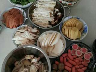 2、麻辣火锅,把自己喜欢吃的菜准备好