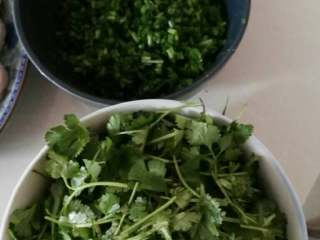 3、麻辣火锅,把葱切小颗，盐须切段