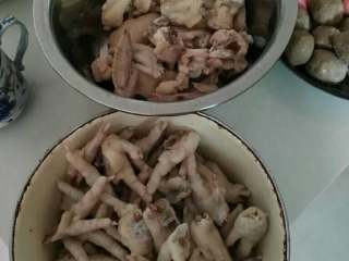 4、麻辣火锅,如果要吃鸡脚和鸡翅，就要在锅里煮一煮去污垢，然后用冷水洗净就可以了