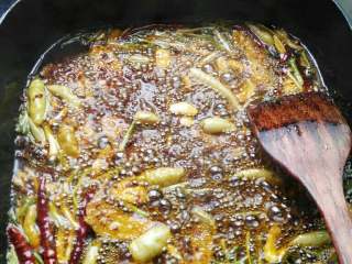 5、麻辣火锅,锅里放油，把提前准备好的干辣椒，泡椒，大蒜片，姜片，葱段，放入锅里（注意，一定要小火，）再放一匙郫县豆瓣，再放入火锅底料，炒香，