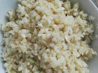 6、麻辣火锅,把大蒜宰成粒，做调料用