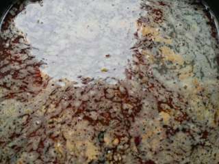 7、麻辣火锅,把火锅底料和拌料炒香后，入水，放入少于鸡精，胡椒粉，自然粉，一小把干花椒，大火熬至少一小时，然后就可以放入自己喜欢的菜啦，不要怕表面那个泡子哟，那是油泡，