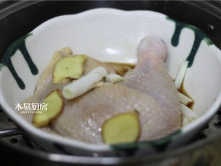4、葱油鸡,去掉保鲜膜，将鸡腿放入蒸锅中，盖上盖子大火蒸20分钟。