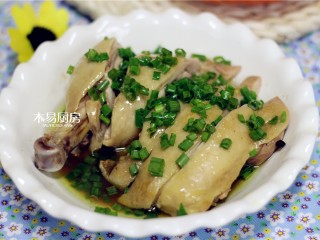 10、葱油鸡,做好了不要直接吃，静置一会儿使之更加入味，口味会更好。