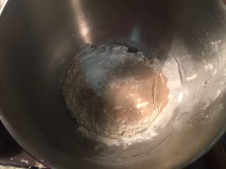 1、流沙起酥包,所有主料材料称量好倒入厨师机搅拌桶里