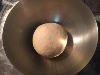 2、流沙起酥包,和成光滑面团，检查是否揉到形成一层薄膜即可