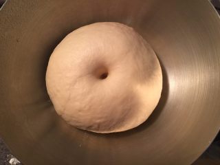 3、流沙起酥包,第一次发酵到原来的2倍大，用手轻轻将面团挤压排除气泡，放入冰箱冷藏室静置松弛20分钟