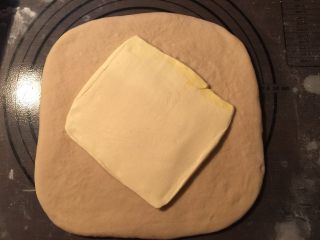 5、流沙起酥包,冷藏好的面团取出擀成长方形，黄油薄片放在中央