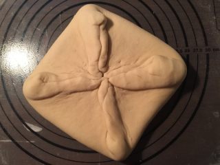 6、流沙起酥包,把黄油片包裹进面片里了，把收口压紧