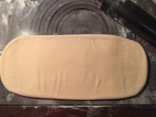 7、流沙起酥包,用擀面杖把包好黄油的面片，再次擀开成为长方形薄面片