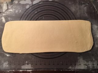 9、流沙起酥包,四折好的面片，冷藏松弛20分钟，并擀开成薄片