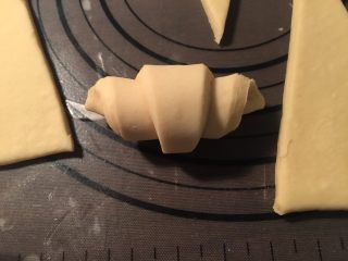 12、流沙起酥包,然后完全卷起来